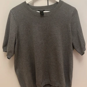 Stickad Kortärmad tröja - Super fin grå tröja från Lindex🩶Storlek L, super skönt material! 