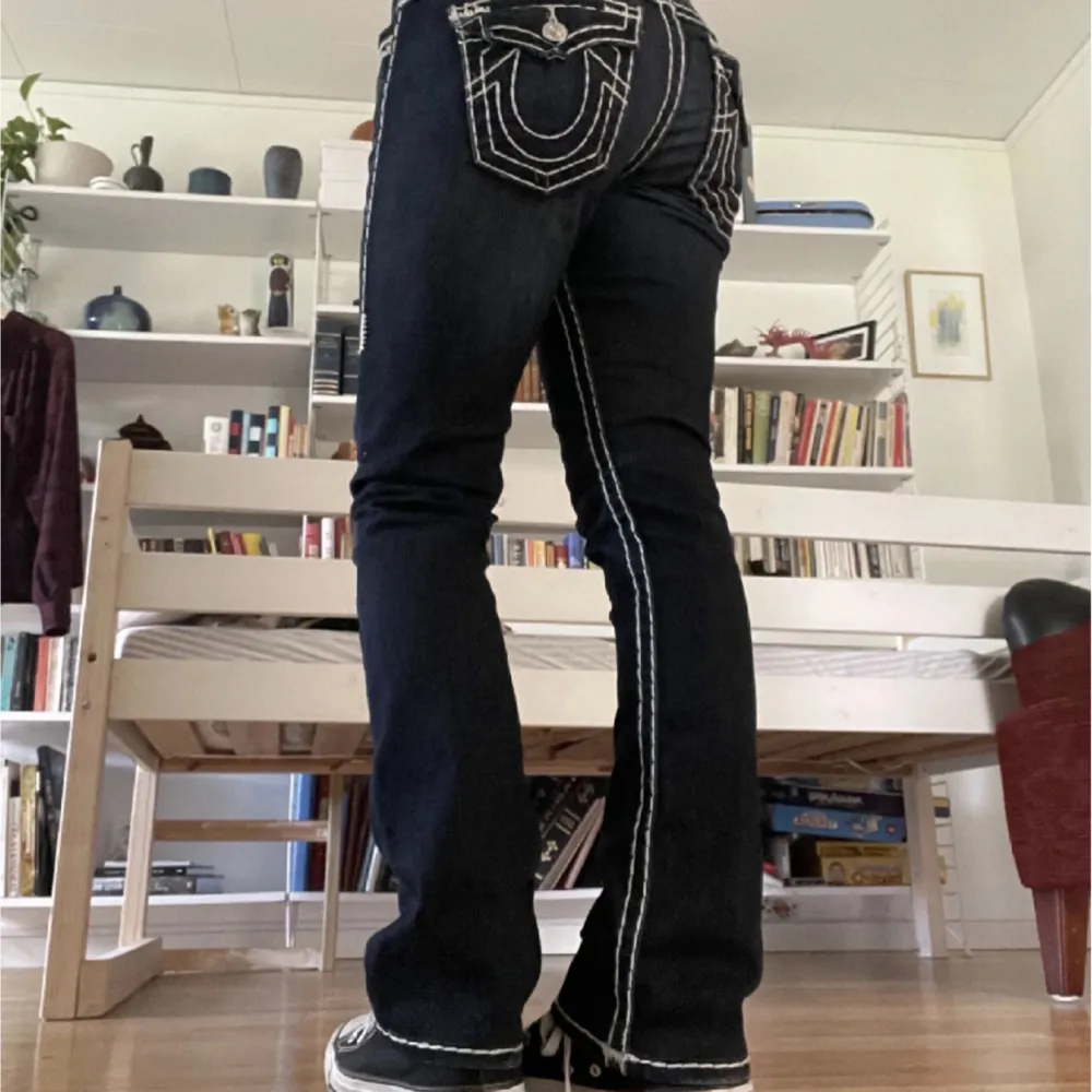 Säljer dessa true religion jeans då dom inte kommer till användning längre. Köpt på här på plick!❤️ Passar mig som brukar ha 34-36 i storlek och som är 168, midjemåttet är 27w / 38 cm tvärs över och Innerbenslängden är 77cm. Jeans & Byxor.