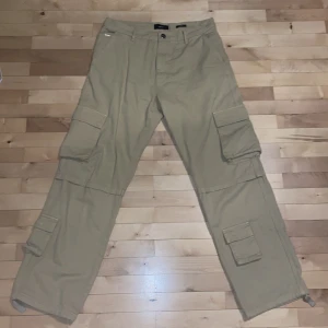 Cargo Pants - Eightfive cargo pants, riktigt feta och bekväma. Nyskick, nästan aldrig använda! Hör av dig för frågor eller funderingar
