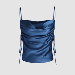 Satin marinblå topp - Jätte vacker satin topp i marinblått  Är tyvärr för liten för mig  Använd 2 gånger 💘💘