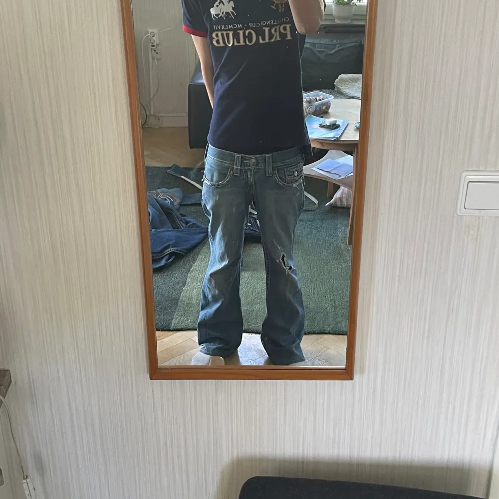 JOEY BIG T - lågmidjade kraftigt utsvängda unisex true religion jeans 😻😻 jag i bilden e 185cm - mått: midja 43cm, innerbenslängd 82cm, benöppning 26cm. Jeans & Byxor.