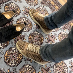 Höga loubs  -  Säljer dessa höga Christian Louboutins i storlek 40,5.  Passar runt 41. Äktenhetabevis finns och köpta från vestaire. Dma för fler frågor eller funderingar. 