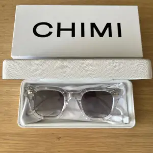 Säljer dessa CHIMI 04 glasögon med clear båge och grått glas då de knappt har kommit till användning. Glasögonen är i nyskick då de knappt har använts men däremot har själva glasögon påsen och duken fått solkrämsfläckar på sig. Allt OG medkommer.