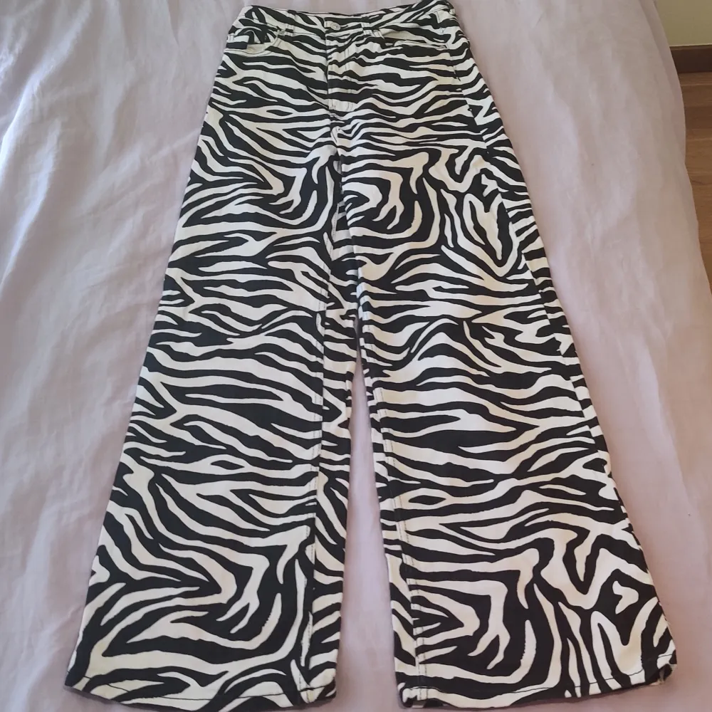 Zebra färgade jeans köpta på h&m. Använd ett fåtal gånger.. Jeans & Byxor.