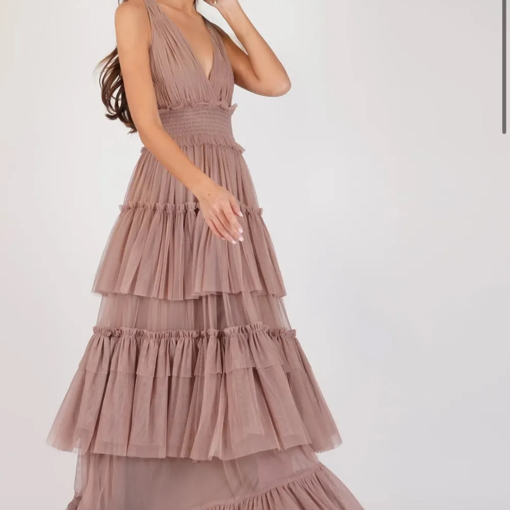 Säljer nu denna fina balklänning i storlek 38. Den är aldrig använd (bild 2 är lånad), alltså är klänningen i mycket bra skick samt med prislappen kvar på klänningen.. Klänningar.