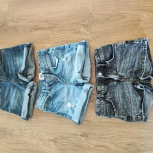 Shorts  - Super fina shorts från lindex och lager 157. Båda blåa är från lager och dom gråa är från lindex. Nypris på dom blå är 150kr och dom gråa 200. Säljs för 50st eller 120 för alla. 