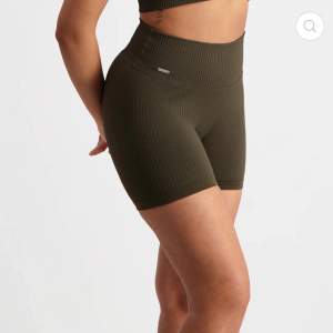 Superfina shorts från aimn. I nyskick, endast använda ett par gånger. Superskönt ribbat material som passar perfekt till sommaren.