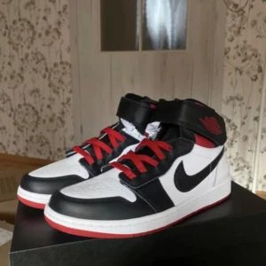 Nike Air Jordan 1 Hi FlyEase - Väl skötta skor! I MYCKET BRA skick :)  Storlek 40
