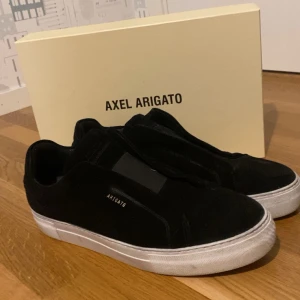 Arigatos skor - Säljer min pojkvän relativt nya och fräscha arigatos! Han har knappt användt dom då han har många andra skor och behöver bli av med några. Skorna har en liten defekt (bild 3) på den vänstra skon som lätt kan fixas❣️ skriv gärna om ni har frågor!