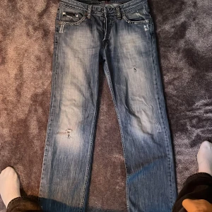 D&G bootcut jeans - Riktigt sköna och unika D&G jeans i helt okej skick, massor av snygga detaljer. Riktigt najs passform.