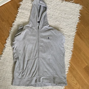 Ralph lauren tröja  - Strl L grå  Säljs billigt för en liten difeckt på ryggen 