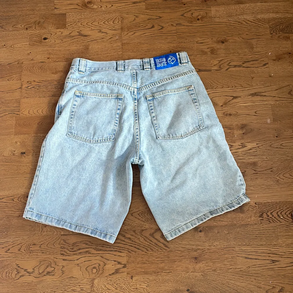 Säljer nu dessa big boy shorts som är perfekta till sommaren. Säljer eftersom dom är förstora. Dom är använda ungefär 3 gånger och har den gamla loggan som nu är svår att få tag på. Säljer för 550 men priset kan såklart diskuteras . Shorts.