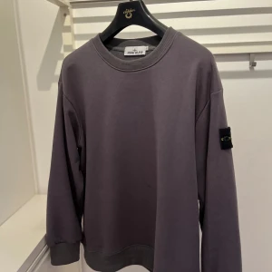 Stone Island Sweater - Säljer denna stone island tröjan för att den ej används längre. Extremt bra skick och är som ny. Men såklart så tvättar jag tröjan innan den skickas. Är dock inte helt säker om den är äkta men har aldrig fått någon kommentar. Frakten är runt 2 dagar!