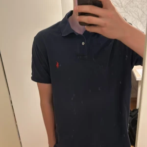 Ralph lauren piké - Go piké t sommaren köpt för ett väldigt tag sedan så lite sliten men ändå hyfsat skick  Strl L 