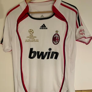 Ac Milan 2006/2007 Bortakit - Säljer nu pga storlek, 9/10 skick, pris kan diskuteras 