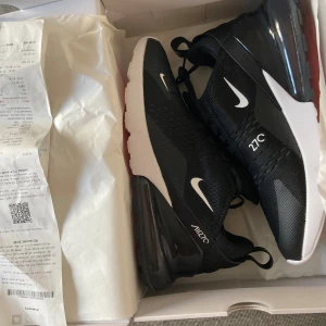 Nike Air Max 270 - Helt nya, fick som present men de är för stora. Kvitto och boxen kommer med. Aldrig använda, Nypris 1699kr
