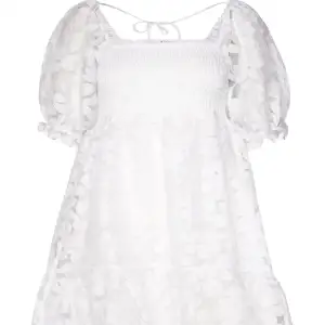 Cornflower Zosia dress. Nypris 2.199 kr Ny med prislapp!!  Världens finaste vita klänning som passar perfekt till student eller skolavslutning!☀️💕💞 storlek 42, passar 40-44