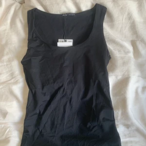 Svart topp - Svart topp från zara med prislappen kvar.