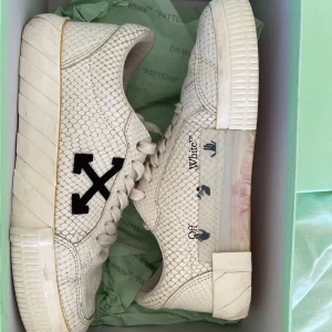 Off-white skor - Bra skick! Storlek 39. Box och dustbag medföljer. 