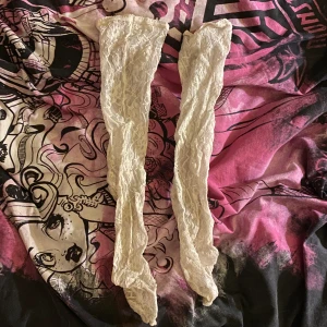 Skitgulliga långa strumpor  - Söta men har aldrig kommit till användning därför säljer jag dem💕Det är blommigt mönster på dem