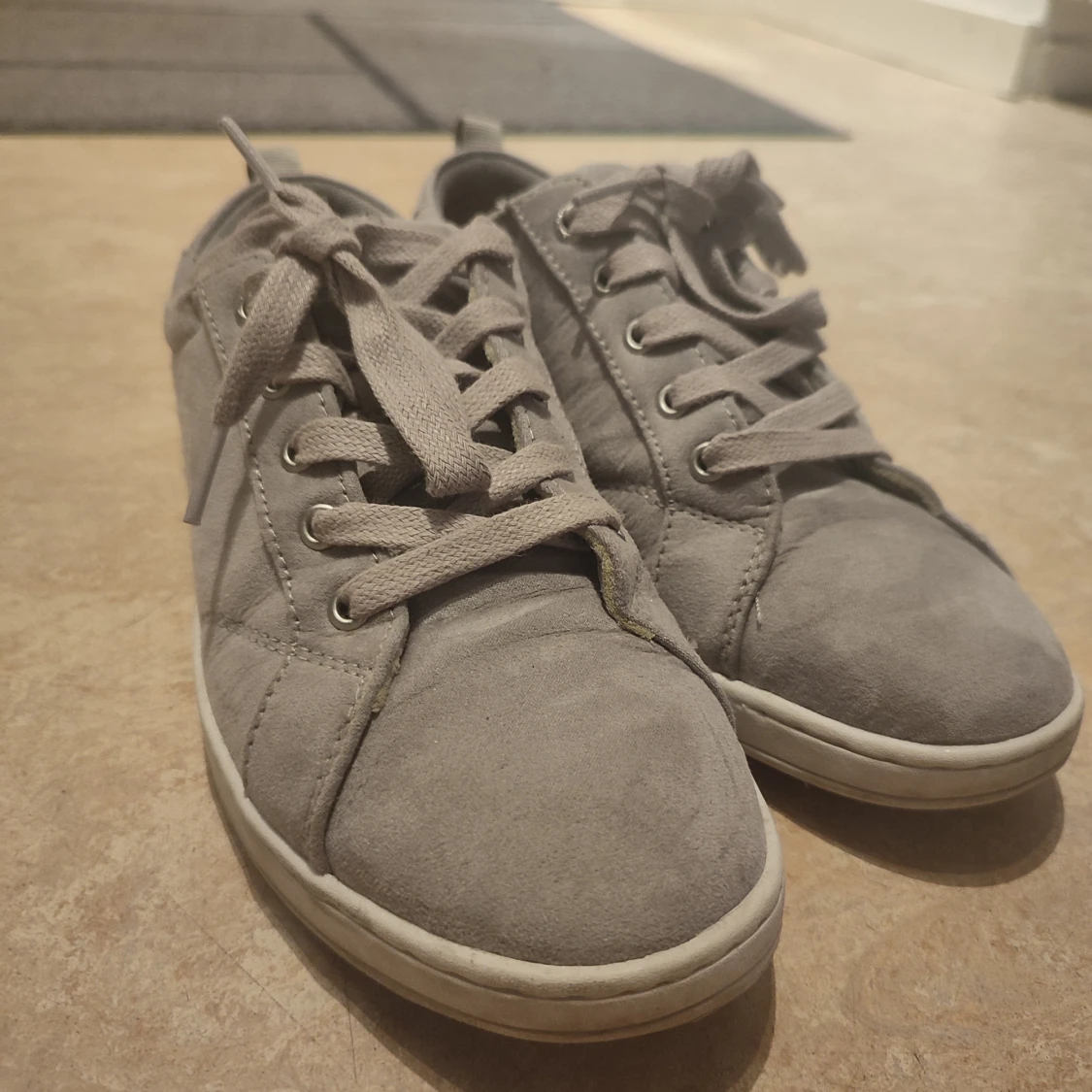 Gråa sneakers  - 90