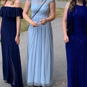 Ljusblå superfin balklänning !  - Perfekt till er som slutar nian eller även gymnasiet. Har använts 1 gång . Pris kan diskuteras !!!