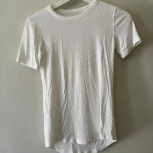 Lululemon t-shirt  - Oanvänd Lululemon T-shirt i strl 4 motsvarar xs/s