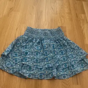 Intressekoll på en kjol jag köpt härifrån Plick i nyskick, det är en meet me there kjol men jag är inte hundra procent, de är dock identiska.  På bilderna så ser den inte lika turkos ut som i verkligheten! ❤️ skulle säga storlek xs 