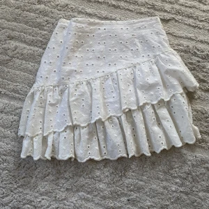 Somrig Vit volangkjol - Superfin kjol som är perfekt till sommaren! Storlek S/M💗
