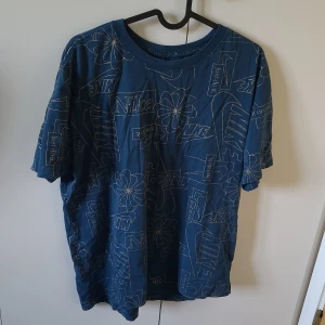 Blå nike tröja - väldigt fin nike tröja passar bra till somarn. Använd få gånger. 