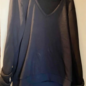 Tröja  - Cool tröja från madlady, aldrig använt. (Ljuset gör att tröjan ser grå ut fläckig ut men den är svart) 