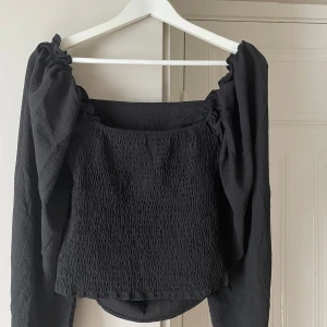 Tröja med puffärmar  - Jätte fin tröja med puffärmar i storlek i storlek L men skulle säga att de mer är en M, använd fåtal gånger men inga skråmor. Hör av dig vid frågor!