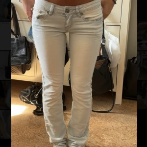 Ljusblå lågmidjade jeans - Super snygga lågmidjade ljusblå jeans i bra skick