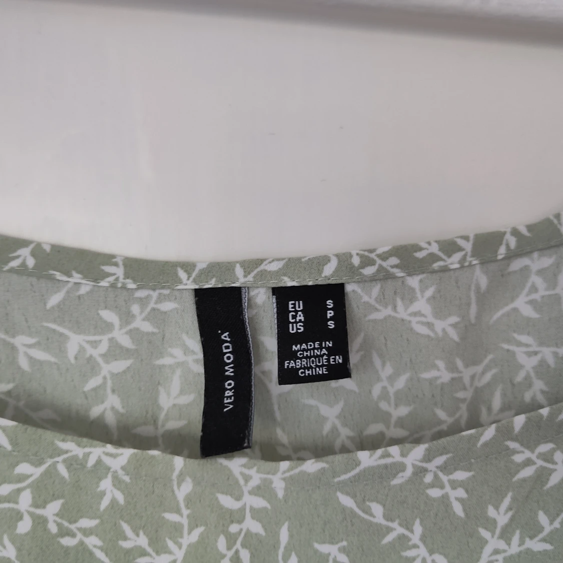 Somrig klänning med slits  - 90