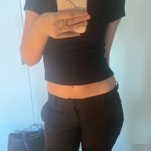 Lågmidjade Kostymbyxor med slits - Köpta från Bikbok för 499kr, men säljer för 200kr! Jättevackra byxor och bekväma för den delen💗inga defekter, som helt nya!!