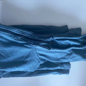 Hoodie med dragkedja  - Fint skick. Enfärgad blå/grön