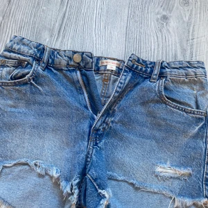 Jeans shorts - Ett par jeans shorts ifrån Young Gina i storlek 158! Inte använt sen förr förra sommaren. Pris kan diskuteras. Köp via köp nu