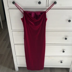 Maxiklänning  - En supersnygg cerise färgad vintage maxiklänning som är sparsamt använd, storlek 34. Passar till årets alla festligheter lika väl som svala sommarkvällar. Köparen står för frakt, finns katt i hemmet!