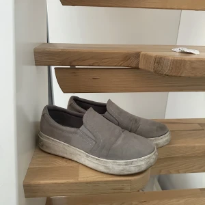 sneakers, gråa skor, vår o sommarskor - säljer dessa snygga gråa skor med hög sula, kommer inte ihåg storleken och hittar den inte heller på skon men den passar mig bra med strl 39/40. Skorna kommer även rengöras vid köp💕