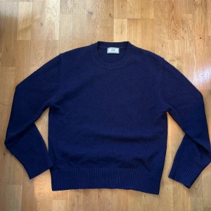 Ami tröja  - Säljer nu min ami paris tröja, då den är för stor för mig. Köpt på NK i Göteborg förra året, köptes för 2200kr. Str XL men sitter som en M (liten i storleken), är 1,75 cm. 10/10 skick. Pris kan diskuteras vid snabb affär!🤍