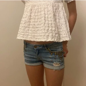 Jeans shorts - Säljer pågrund av att de tyvärr är för små men annars i bra skick. 