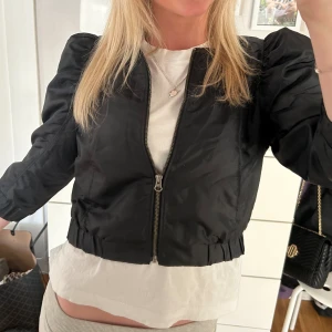 Trekvartsärmad kofta/ jacka  - Super snygg, bra skicka 💕 38 men passar 36 