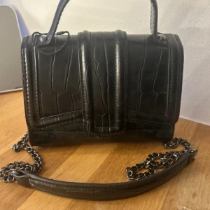 Zara väska  - Säljer denna jättefina Zara väska då jag aldrig har använt den💕