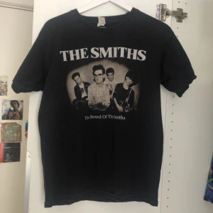 The Smiths tröja - M,har köpt den i Stockholm för 200kr men eftersom en liten bit av tröjan (loggan grejen??) som går bort e den billigare 