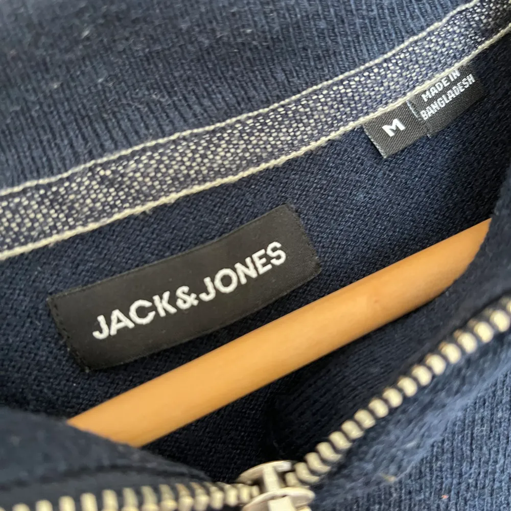 Tja säljer nu min populära half zip tröja ifrån Jack and Jones. Skick: 8/10 inga defekter. !!PRISET ÄR EJ HUGGET I STEN!! Storlek: M men kan även passa S. Tröjor & Koftor.