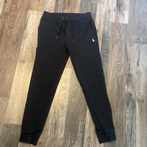 Polo ralph lauren byxor - Polo ralph lauren mjukisbyxor som är i toppskick och knappt använda! Skick 9/10, nypris 1100. Mitt pris 399🔥