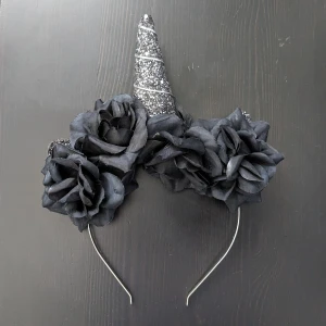 Diadem - Diadem köpt på H&M. Helt oanvänt diadem i jätte bra skick. Snyggt diadem! Diadem för vuxna. Ny skick 