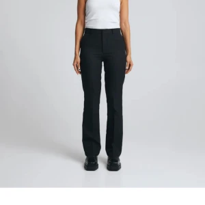 Kostymbyxor Vilma - Ett par snygga kostymbyxor från Bikbok modell ”Vilma”. Säljer pågrund av att jag inte passa dom längre😔 orginal pris 499kr!💕