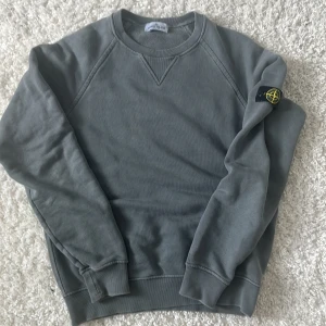 Stone Island tröja - Hej! Säljer denna Stone island tröja då den inte kommer till användning. Endast använd få tal gånger och inga defekter. Köpt på nk för 2000kr. Den är xl i barn storlek så den sitter som S. Jag också emot byten!
