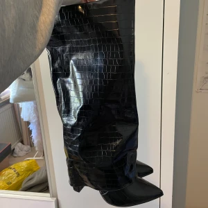 Trendiga boots. - Coola höga boots från SHEIN. Aldrig använda och väldigt bekväma💘